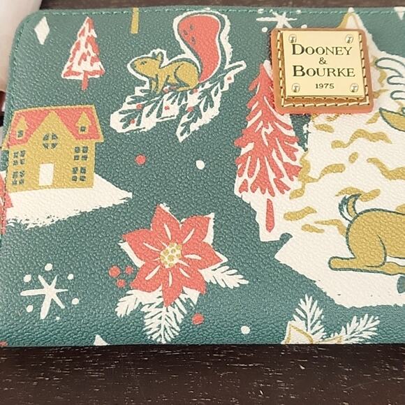 DISNEY DOONEY & BOURKE Christmas Holiday Wristlet Wallet Mickey Minnie NWT - Picture 3 of 7